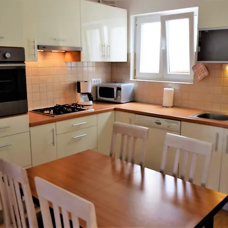 Sunnyy Beacch Apartment Banjol